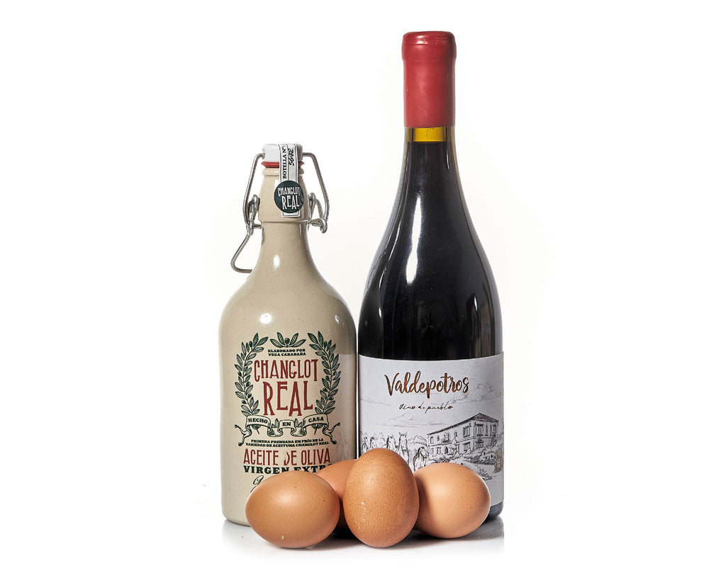 Bodegón Vino, Aceite y huevos sobre fondo blanco Huerta de Carabaña